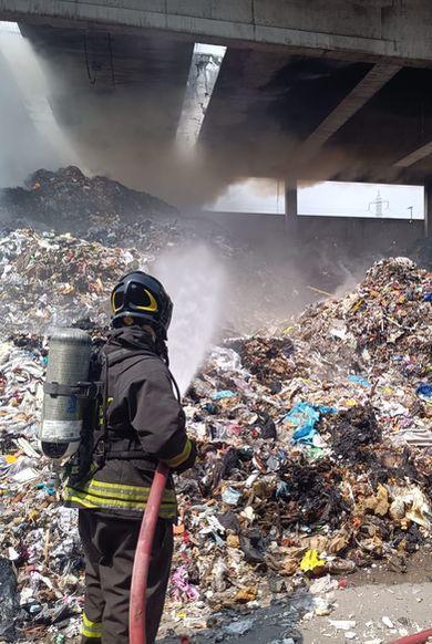 a fuoco i rifiuti in azienda di stoccaggio sette squadre di pompieri all8217opera