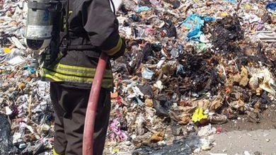 Rifiuti a fuoco a Cermenate. L’allarme è scattato nel primo pomeriggio in via Santa Maria in Campo dove ha sede... Rifiuti a fuoco a Cermenate. L’allarme è scattato nel primo pomeriggio in via Santa Maria in Campo dove ha sede...