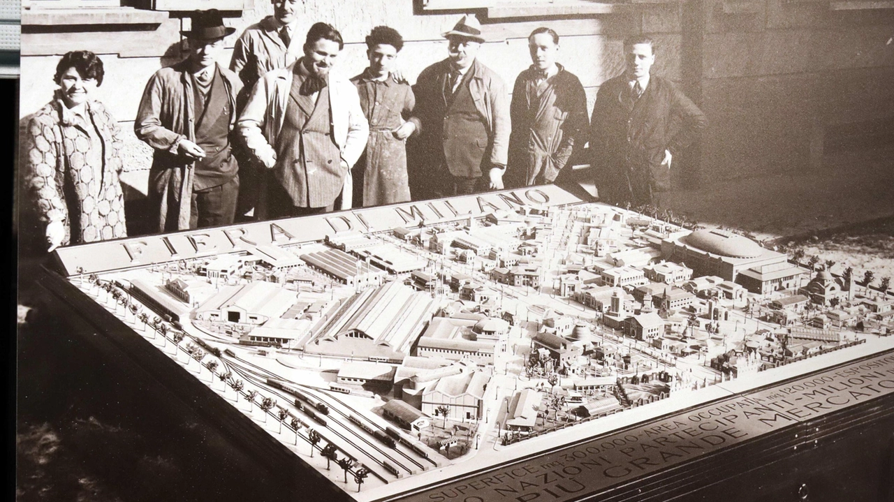Il plastico del 1928 della Fiera di Milano in una foto d’epoca in mostra (Courtesy Archivio Storico Fondazione Fiera Milano) Il plastico del 1928 della Fiera di Milano in una foto d’epoca in mostra (Courtesy Archivio Storico Fondazione Fiera Milano)