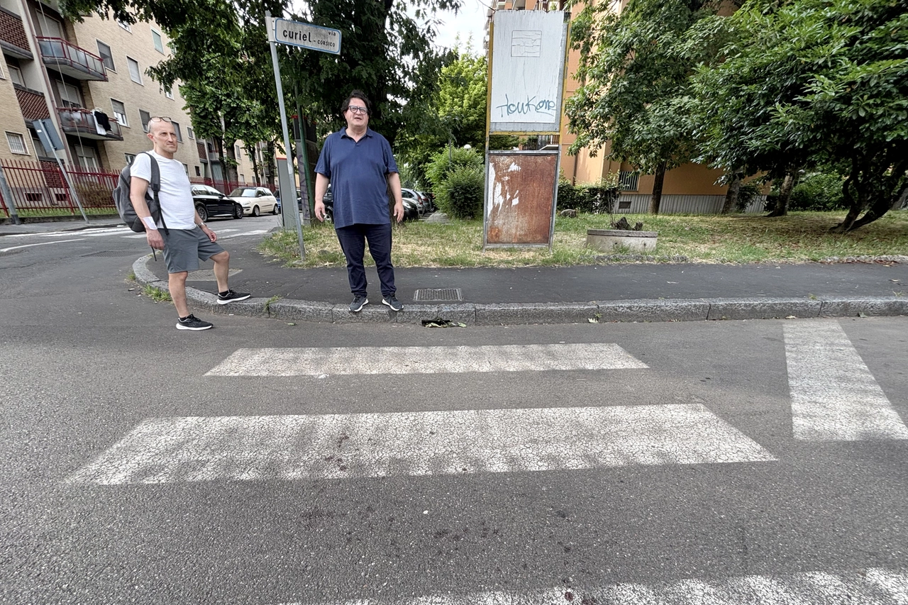 Corsico, tracce dell'accoltellamento di ieri in via Curiel