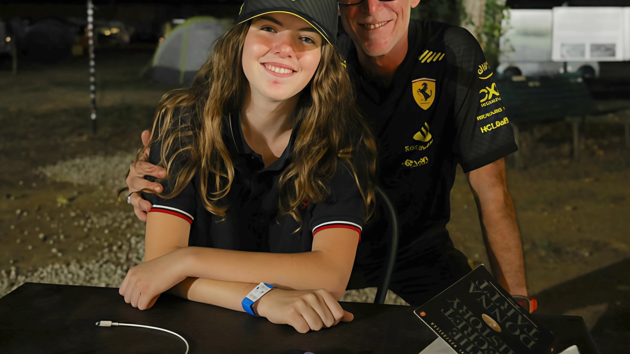 Appassionati di Formula 1 si riuniscono a Monza per il Gran Premio, tra tende e Ferrari. Padri e figli, amici e colleghi condividono la passione per le corse e l'emozione del circuito. Appassionati di Formula 1 si riuniscono a Monza per il Gran Premio, tra tende e Ferrari. Padri e figli, amici e colleghi condividono la passione per le corse e l'emozione del circuito.