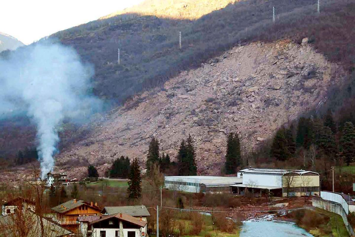 cortenova frana di bindo osservata speciale l8217ammasso di detriti si muove e fa paura