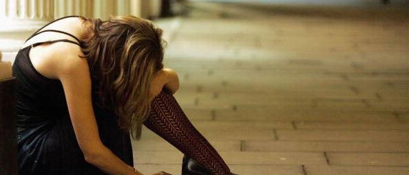 Ubriaca alla sagra del paese, morde un addetto alla sicurezza e gli lascia un dente conficcato nel braccio