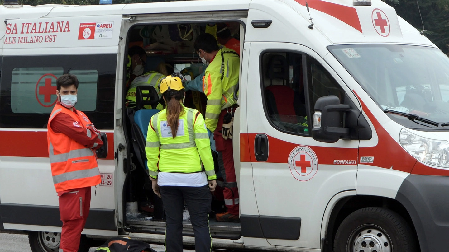 Incidente sul lavoro in via Binda: il 62enne è stato portato in ambulanza a Niguarda