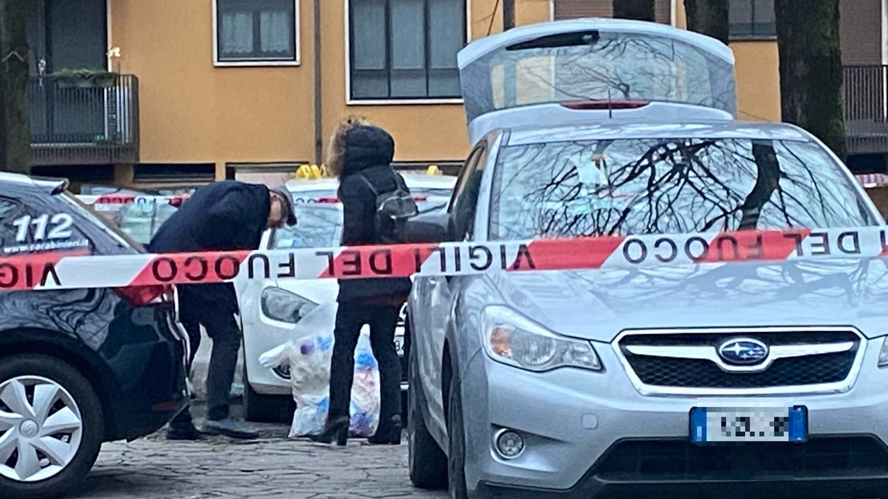 I rilievi dei carabinieri sulla Golf bianca di Roberto Bolzoni in piazza Omegna: il cadavere è stato trovato martedì dalla moglie che aveva denunciato la scomparsa I rilievi dei carabinieri sulla Golf bianca di Roberto Bolzoni in piazza Omegna: il cadavere è stato trovato martedì dalla moglie che aveva denunciato la scomparsa