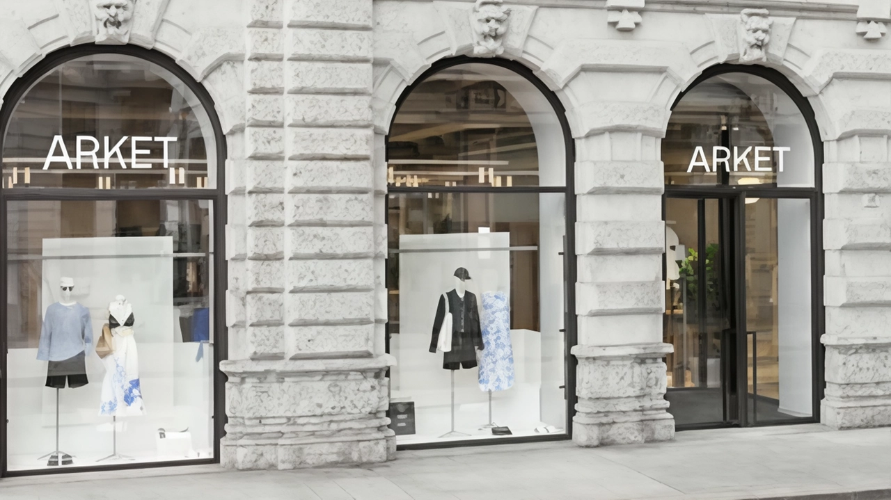 Il nuovo store pensato a Stoccolma e realizzato in piazza Cordusio. Moda sostenibile, silenzio nel caos cittadino, design e food di qualità . . Il nuovo store pensato a Stoccolma e realizzato in piazza Cordusio. Moda sostenibile, silenzio nel caos cittadino, design e food di qualità . .