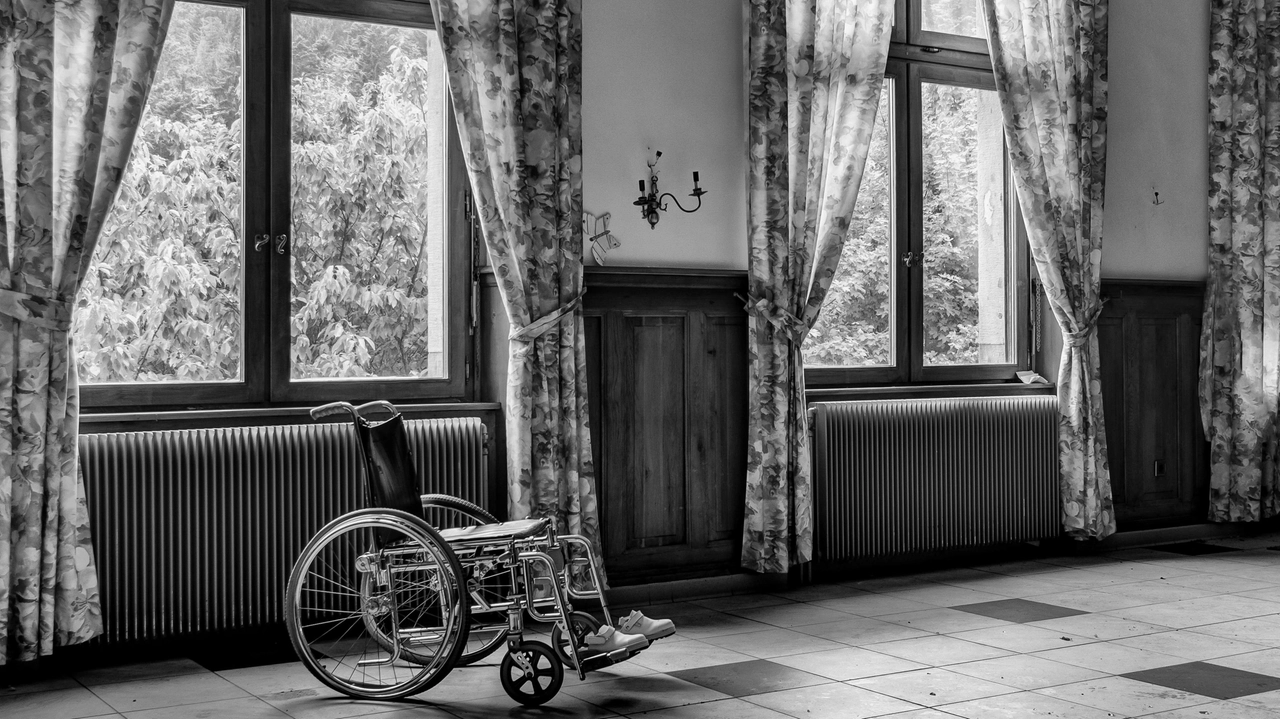 La donna di 91 anni non è riuscita a soccorrere il figlio, da sempre al suo fianco per assisterla. Ora, sola, è stata affidata ai servizi sociali La donna di 91 anni non è riuscita a soccorrere il figlio, da sempre al suo fianco per assisterla. Ora, sola, è stata affidata ai servizi sociali