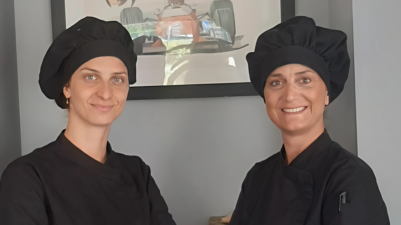 La chef Maria Rosaria Peluso e la pastry chef Francesca Pellegrino al “Mamie“ di via Boito, il ristorante nato a Monza negli spazi dell’officina di Tino e Vittorio Brambilla Dietro un quadro del campione di F2 La chef Maria Rosaria Peluso e la pastry chef Francesca Pellegrino al “Mamie“ di via Boito, il ristorante nato a Monza negli spazi dell’officina di Tino e Vittorio Brambilla Dietro un quadro del campione di F2