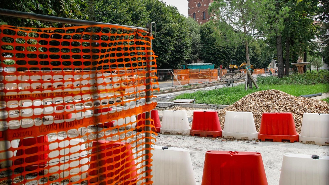 Rho, proseguono i lavori di rigenerazione urbana in Porta Ronca e nel tratto finale di via De Amicis. Ora è possibile attraversare la piazza a piedi. Dal primo di settembre ingresso provvisorio al Municipio . . Rho, proseguono i lavori di rigenerazione urbana in Porta Ronca e nel tratto finale di via De Amicis. Ora è possibile attraversare la piazza a piedi. Dal primo di settembre ingresso provvisorio al Municipio . .