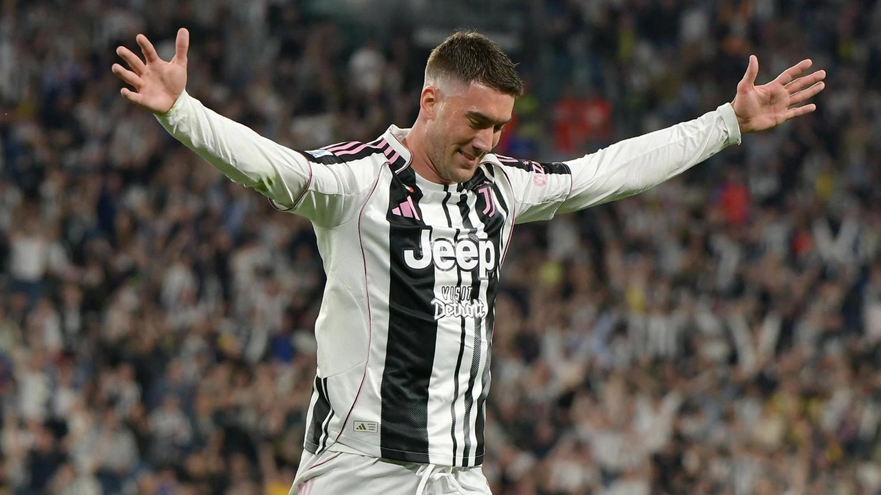 Dusan Vlahovic, attaccante serbo di 25 anni, esulta dopo una rete segnata nella scorsa stagione con la maglia della Juventus