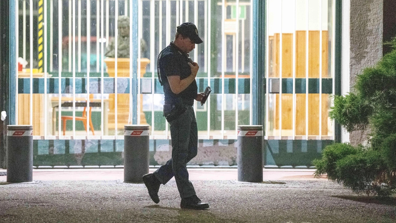 Agente della Polizia penitenziaria aggredito dai detenuti al carcere minorile Beccaria di Milano dopo aver trovato droga. Tensioni in aumento, situazione critica. Agente della Polizia penitenziaria aggredito dai detenuti al carcere minorile Beccaria di Milano dopo aver trovato droga. Tensioni in aumento, situazione critica.