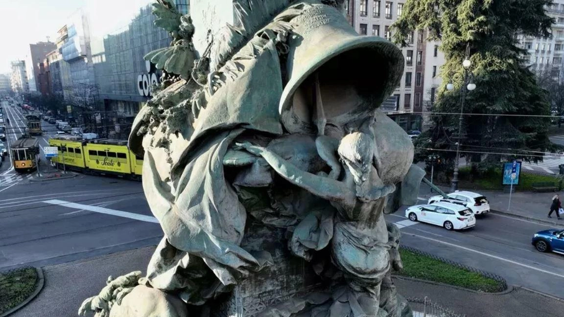 Non c’è solo un restauro in corso in piazza Cinque Giornate, dietro i ponteggi che avviluppano l’obelisco di 23...