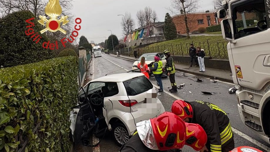 Merone, frontale tra due auto (Foto vigili del fuoco) Merone, frontale tra due auto (Foto vigili del fuoco)