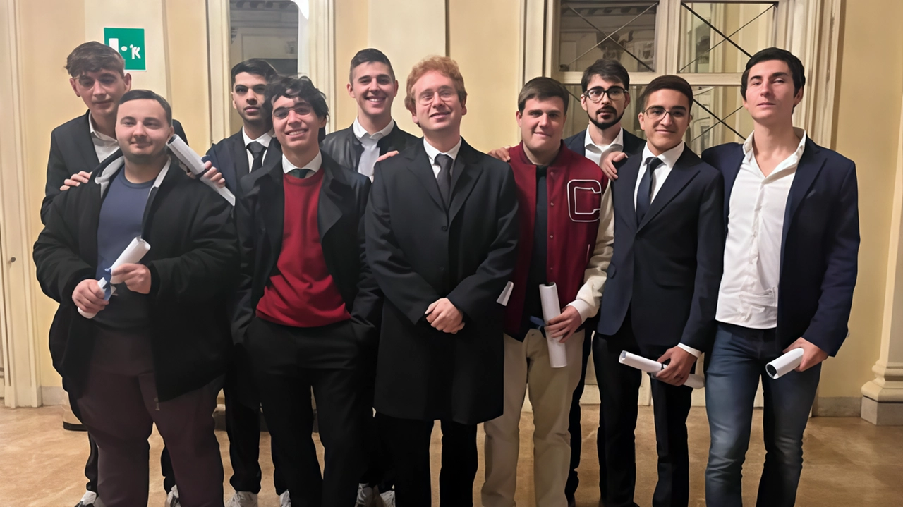Gli studenti vincitori del premio "Lombardia è ricerca": primi Serena e Matteo del Majorana di Rho. I piloti di Bergamo ottimizzano il fotovoltaico. Terza la stazione mobile del Castelli di Brescia. Gli studenti vincitori del premio "Lombardia è ricerca": primi Serena e Matteo del Majorana di Rho. I piloti di Bergamo ottimizzano il fotovoltaico. Terza la stazione mobile del Castelli di Brescia.