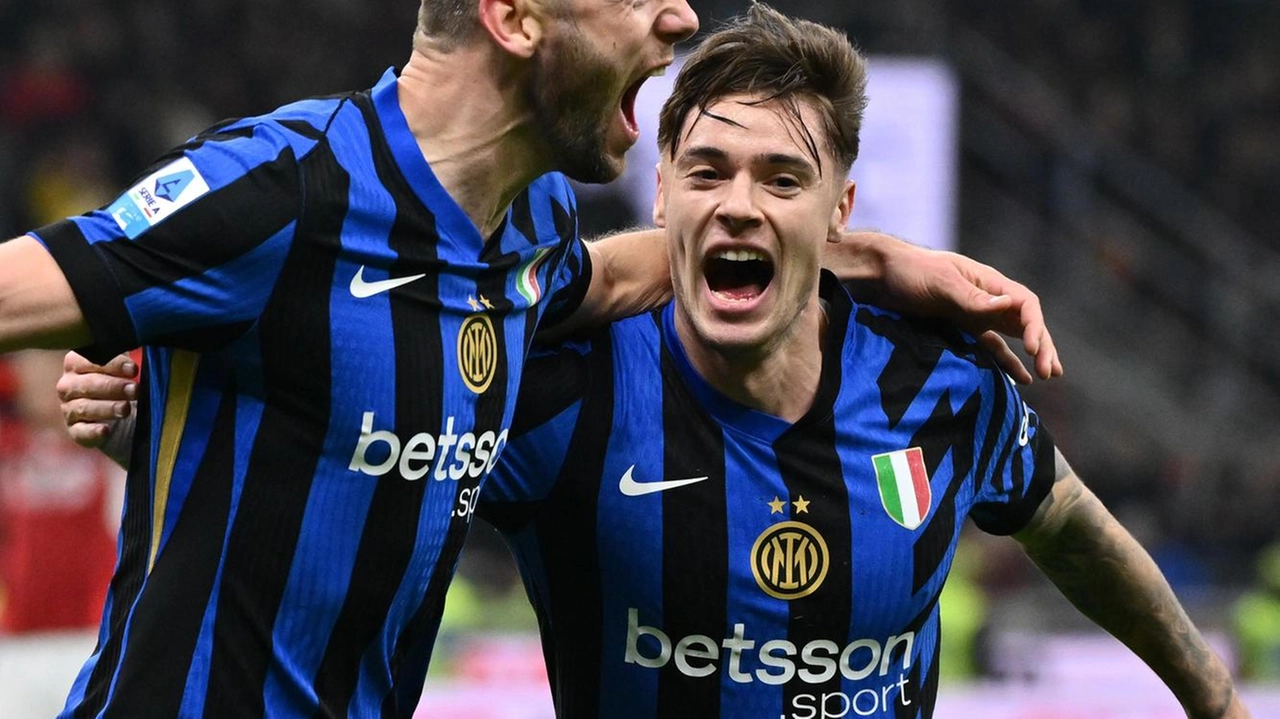 Nicola Zalewski, a destra, festeggia con De Vrij dopo il gol dell’olandese nel derby Nicola Zalewski, a destra, festeggia con De Vrij dopo il gol dell’olandese nel derby