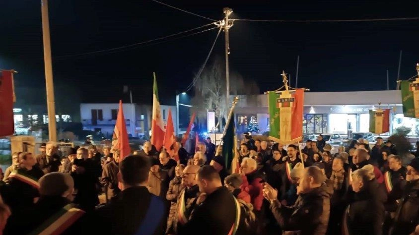 Duecento persone tra studenti sindaci e partigiani si sono riunite insieme all’Anpi dopo il blitz dei Do.Ra. Duecento persone tra studenti sindaci e partigiani si sono riunite insieme all’Anpi dopo il blitz dei Do.Ra.
