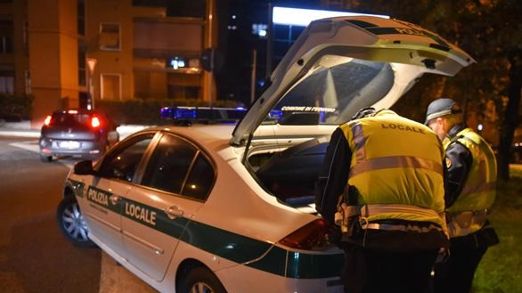 Automobilisti danneggiano palo illuminazione e semaforo a Legnano: identificati e sanzionati dalla Polizia Locale. Dovranno risarcire danni. Automobilisti danneggiano palo illuminazione e semaforo a Legnano: identificati e sanzionati dalla Polizia Locale. Dovranno risarcire danni.