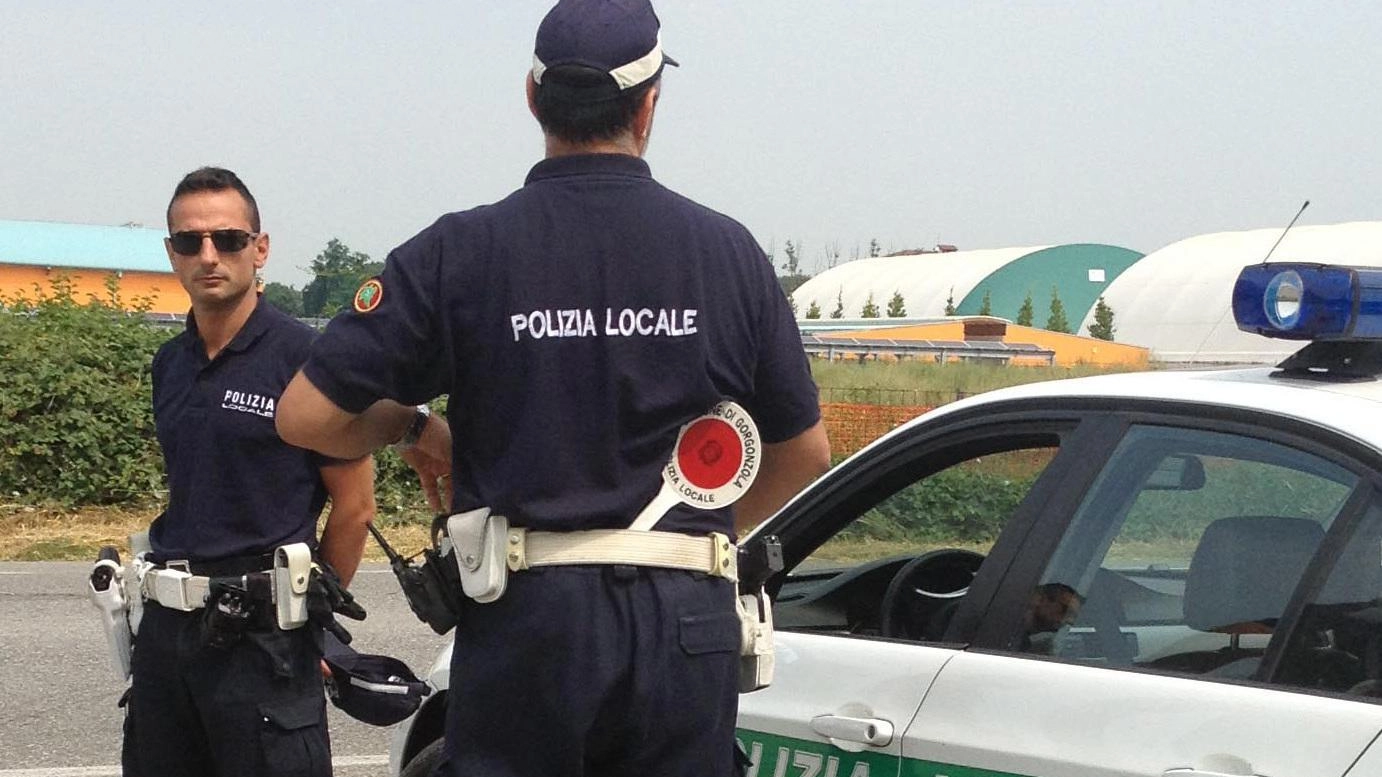 Automobilista responsabile di incidente a Luino individuato e denunciato dalla Polizia locale dopo aver tamponato una moto e fuggito. Rischi sospensione della patente.