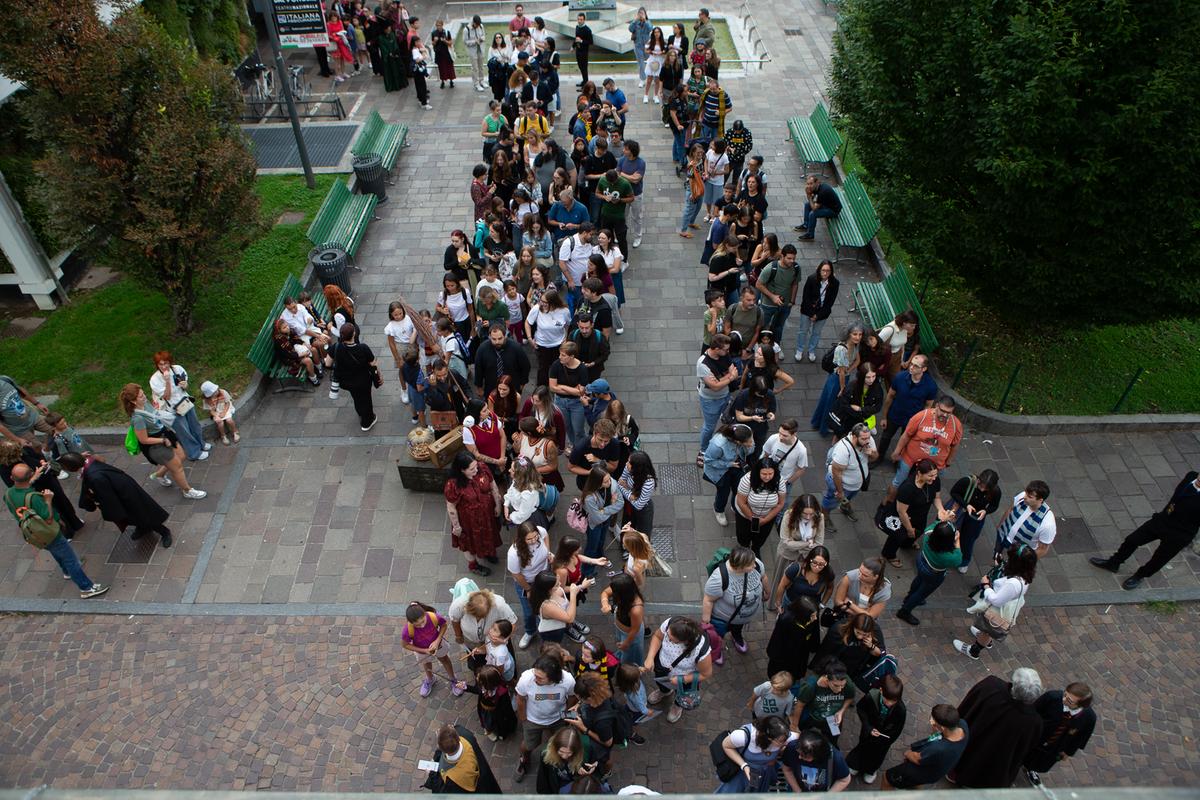 Harry Potter mania a Milano: migliaia di fan partecipano al Back to Hogwarts Harry Potter mania a Milano: migliaia di fan partecipano al Back to Hogwarts