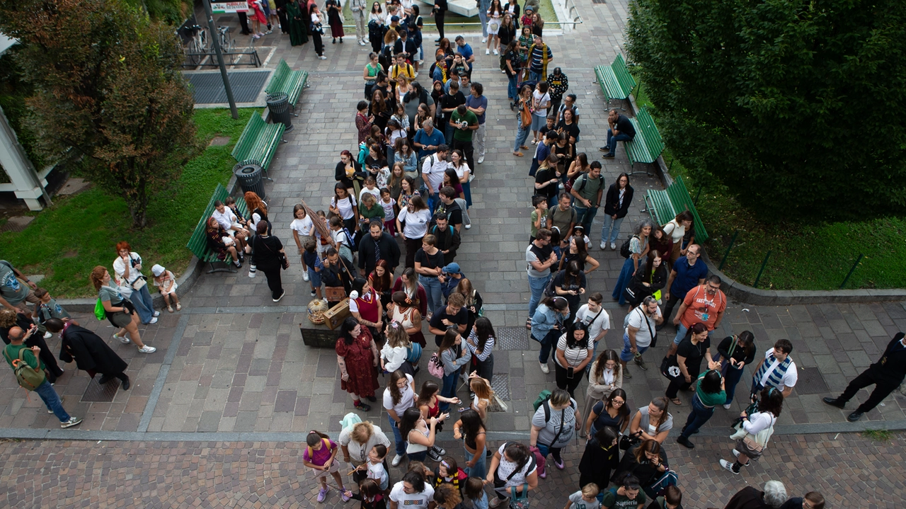 Harry Potter, evento al Teatro Nazionale. La fila in attesa dell'ingresso Harry Potter, evento al Teatro Nazionale. La fila in attesa dell'ingresso