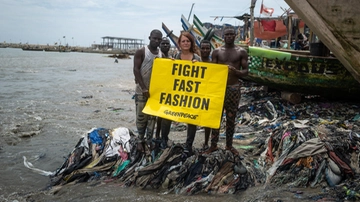 Il fast fashion uccide l’ambiente e le comunità: il Ghana tra i paesi più colpiti