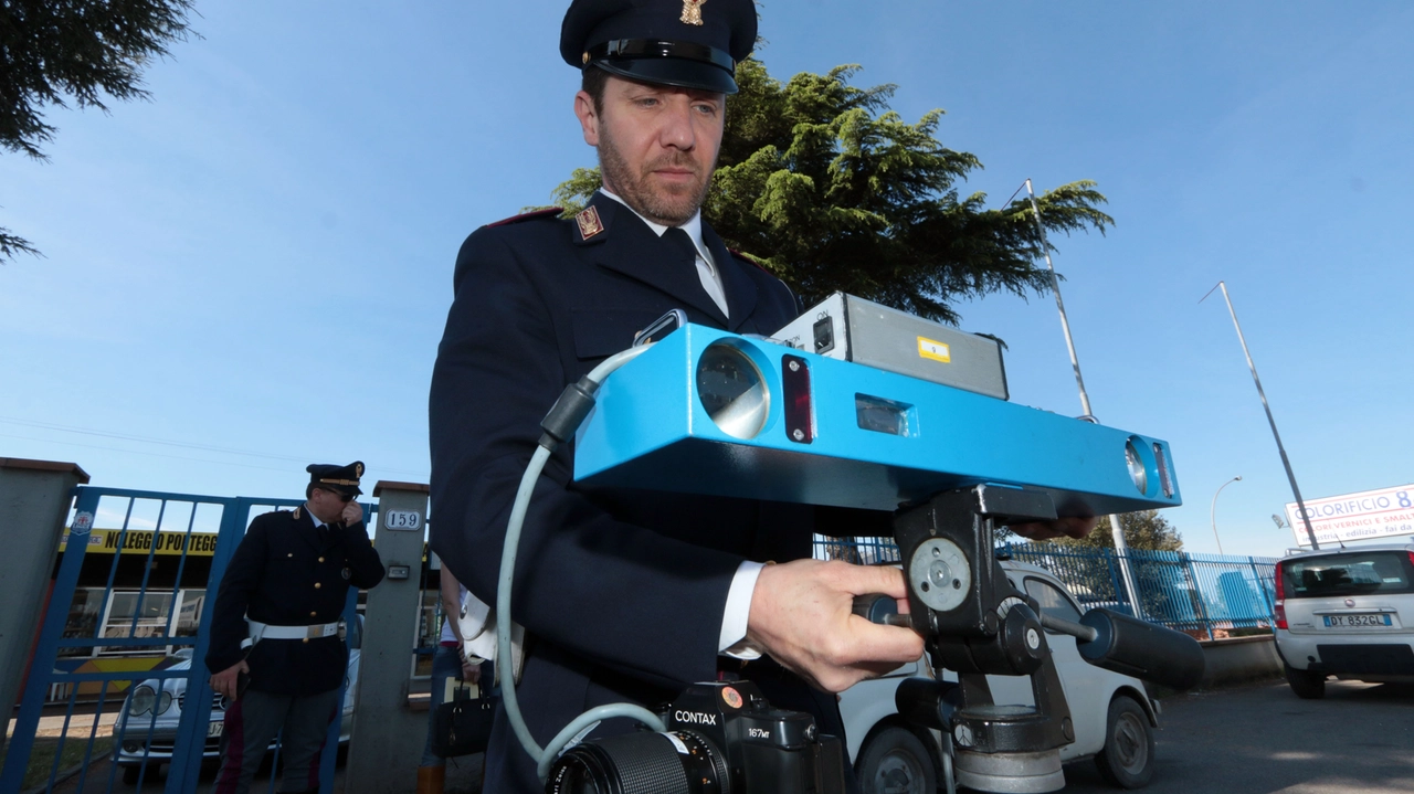 Controlli della velocità da parte degli agenti di Polizia Controlli della velocità da parte degli agenti di Polizia