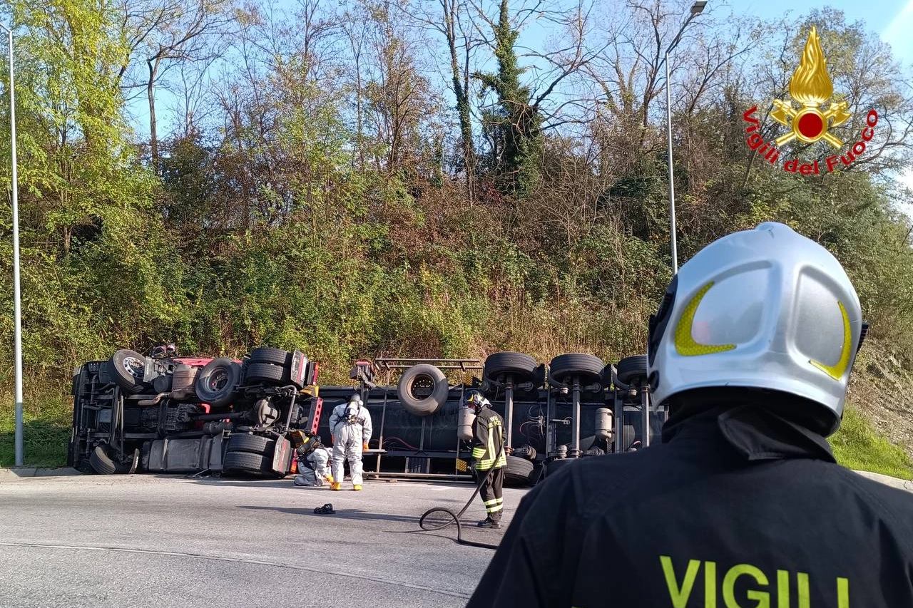 L'autocisterna ribaltata sulla 36 e i vigili al lavoro