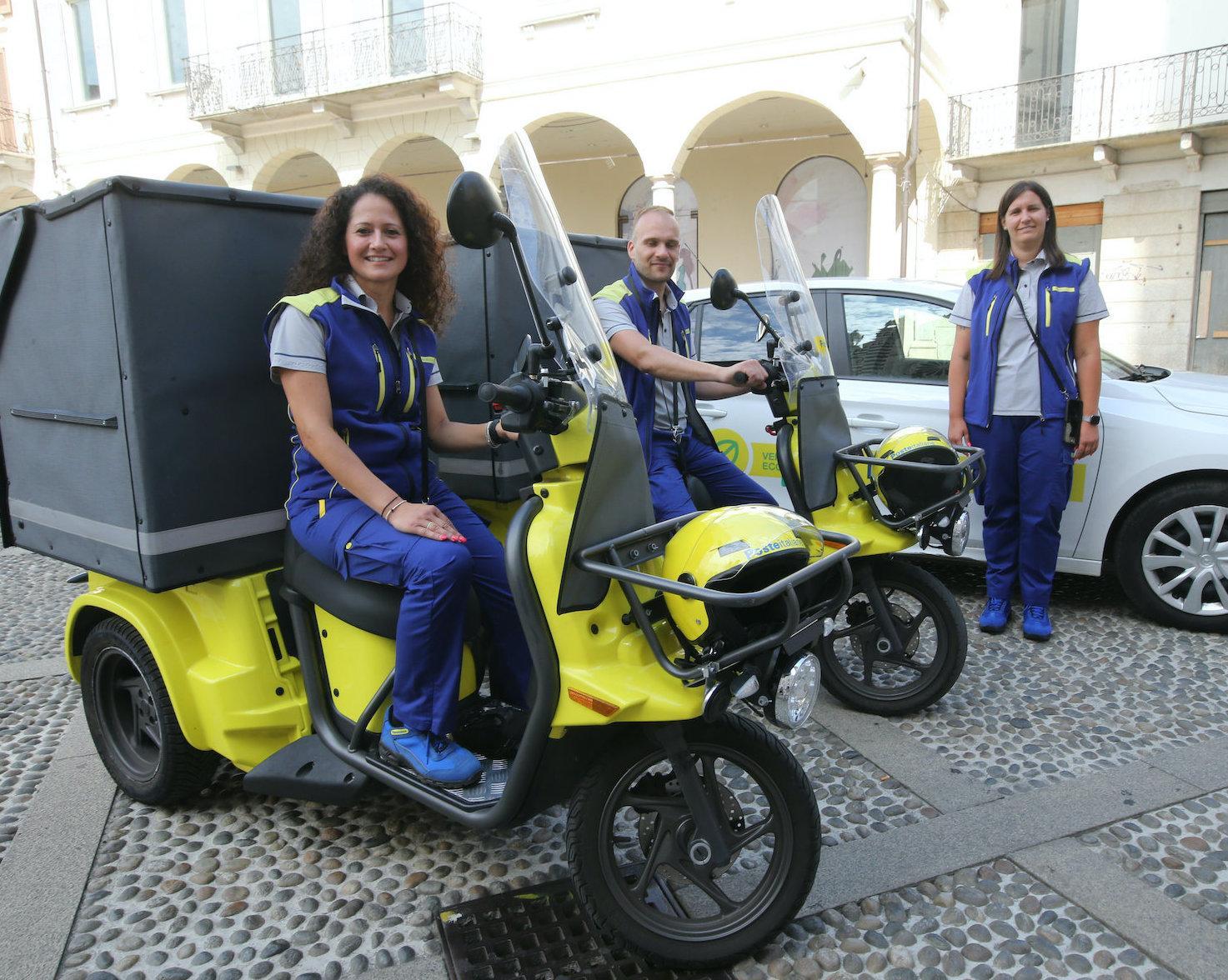 Le nuove divise in piazza Duomo. Cambio d’abito per 250 postini