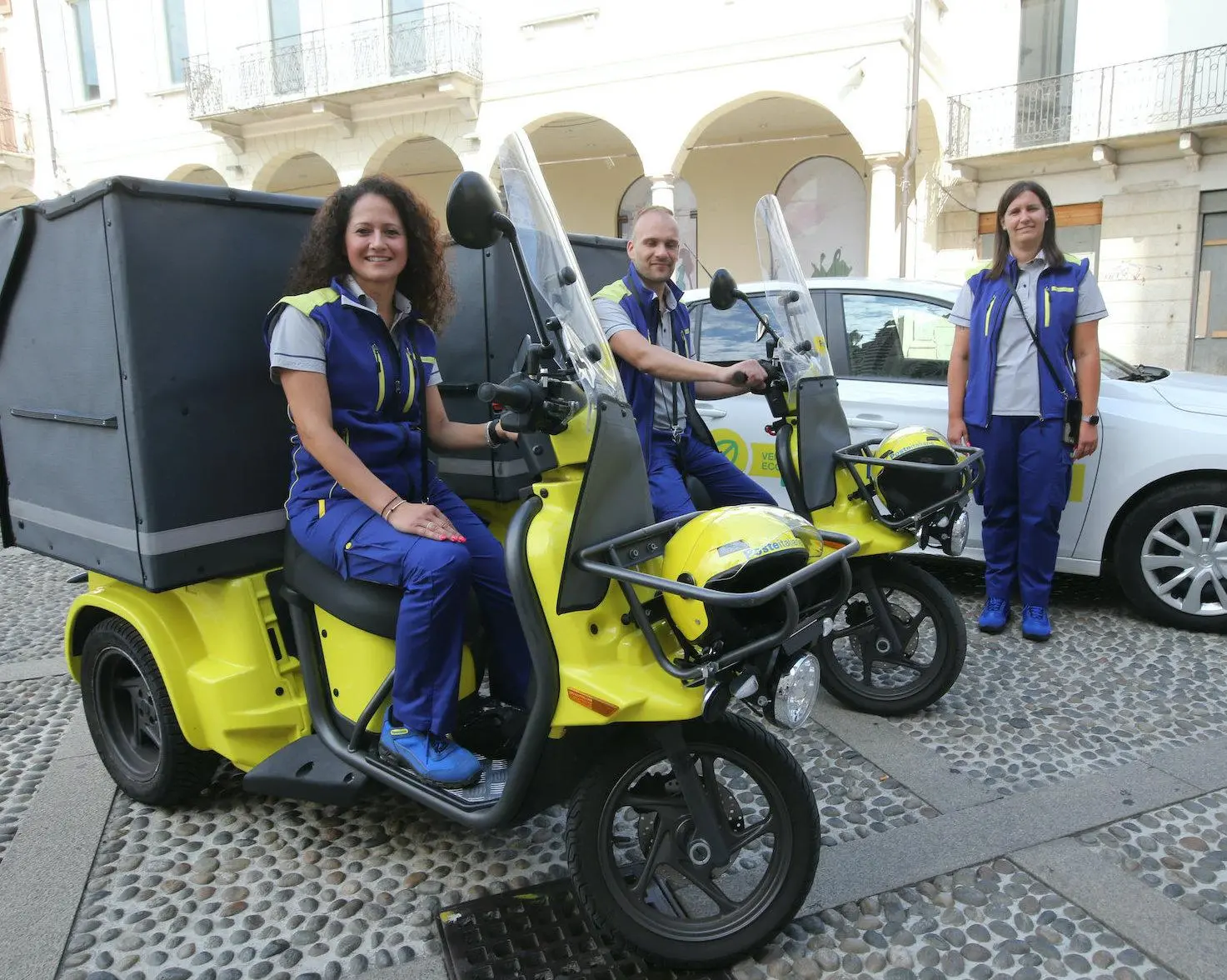 Le nuove divise in piazza Duomo. Cambio d’abito per 250 postini