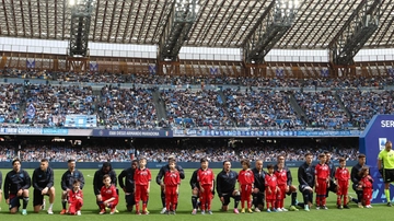 Giocatori del Napoli si inginocchiano in campo contro il razzismo dopo il caso Acerbi-Juan Jesus