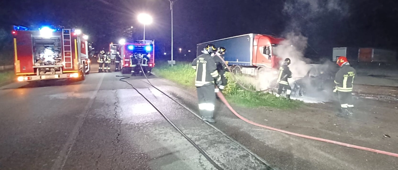 Cermenate, auto s’incendia nel parcheggio: a rischio i Tir posteggiati, arrivano i pompieri