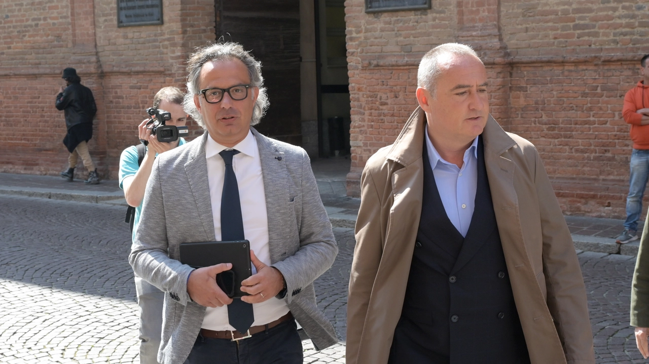 Il primo cittadino di Vigevano Andrea Ceffa ieri davanti al Tribunale di Pavia col difensore Luca Angeleri