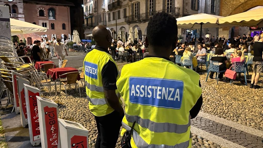 Il Comune di Pavia lancia una manifestazione d'interesse per operatori commerciali e introduce steward per contrastare la malamovida. Si discute sul prolungamento del servizio e sull'istituzione dei "volontari per la sicurezza" per contrastare la crescente criminalità.