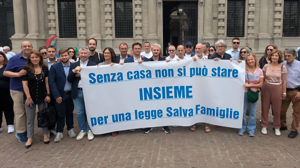 Il presidio di ieri mattina davanti alla sede del Comune: presenti i parlamentari Cattaneo, Gelmini e Scalfarotto Il presidio di ieri mattina davanti alla sede del Comune: presenti i parlamentari Cattaneo, Gelmini e Scalfarotto
