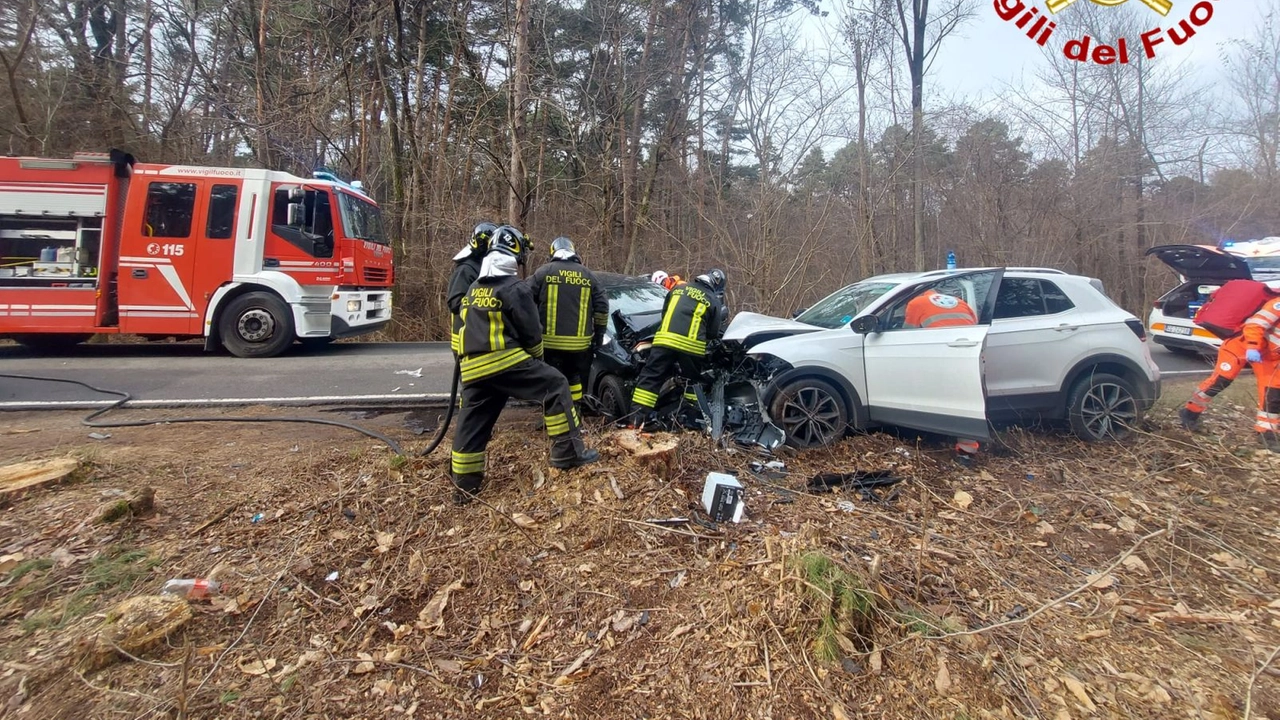 Uno dei veicoli coinvolti è finito fuori strada