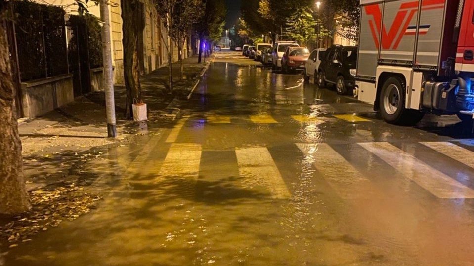 La perdita d'acqua sulla pubblica via ormai allagata La perdita d'acqua sulla pubblica via ormai allagata
