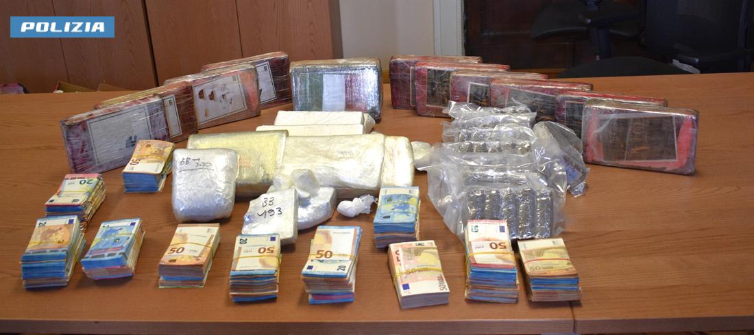 Blitz nei boschi dello spaccio: arrestato pusher con 25 chili di droga e 100mila euro in contanti Blitz nei boschi dello spaccio: arrestato pusher con 25 chili di droga e 100mila euro in contanti