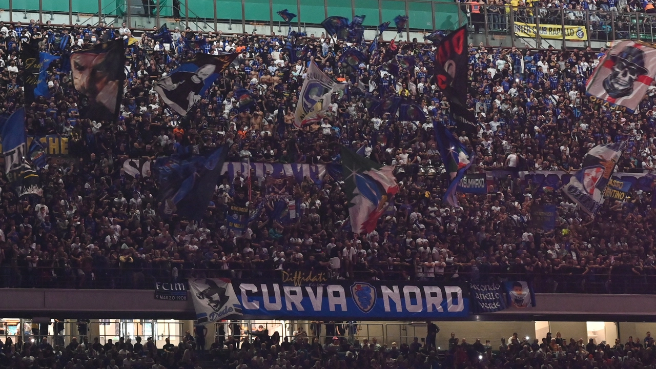 Nella foto i tifosi nella Curva Nord senza coreografia durante l'ultimo derby