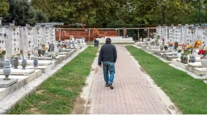 Il corpo del cane è stato rimosso dal cimitero e il Comune ha avviato le procedure previste dalla legge Il corpo del cane è stato rimosso dal cimitero e il Comune ha avviato le procedure previste dalla legge