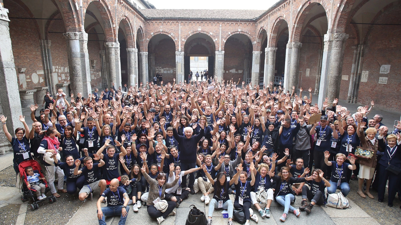 Don Mazzi, 95 anni, al centro della foto, circondato da ragazzi ed educatori della sua Fondazione Exodus creata nel 1984