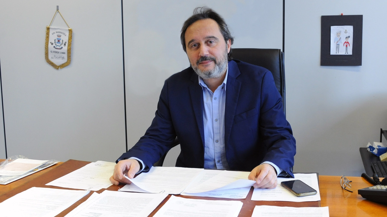 Rino Pruiti, sindaco di Buccinasco, alla sua scrivania in Comune Rino Pruiti, sindaco di Buccinasco, alla sua scrivania in Comune