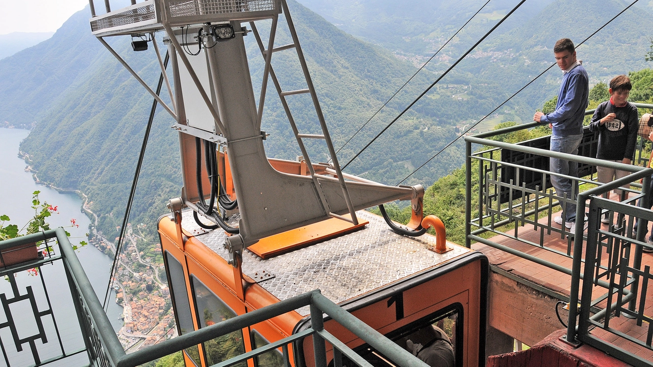 La funivia garantisce una vista spettacolare sulle Prealpi comasche e sul lago La funivia garantisce una vista spettacolare sulle Prealpi comasche e sul lago