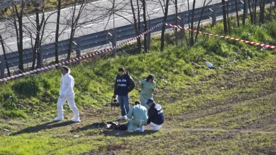Forze dell’ordine nella zona dove è stato ritrovato il corpo del 21enne freddato con una fucilata al petto Forze dell’ordine nella zona dove è stato ritrovato il corpo del 21enne freddato con una fucilata al petto