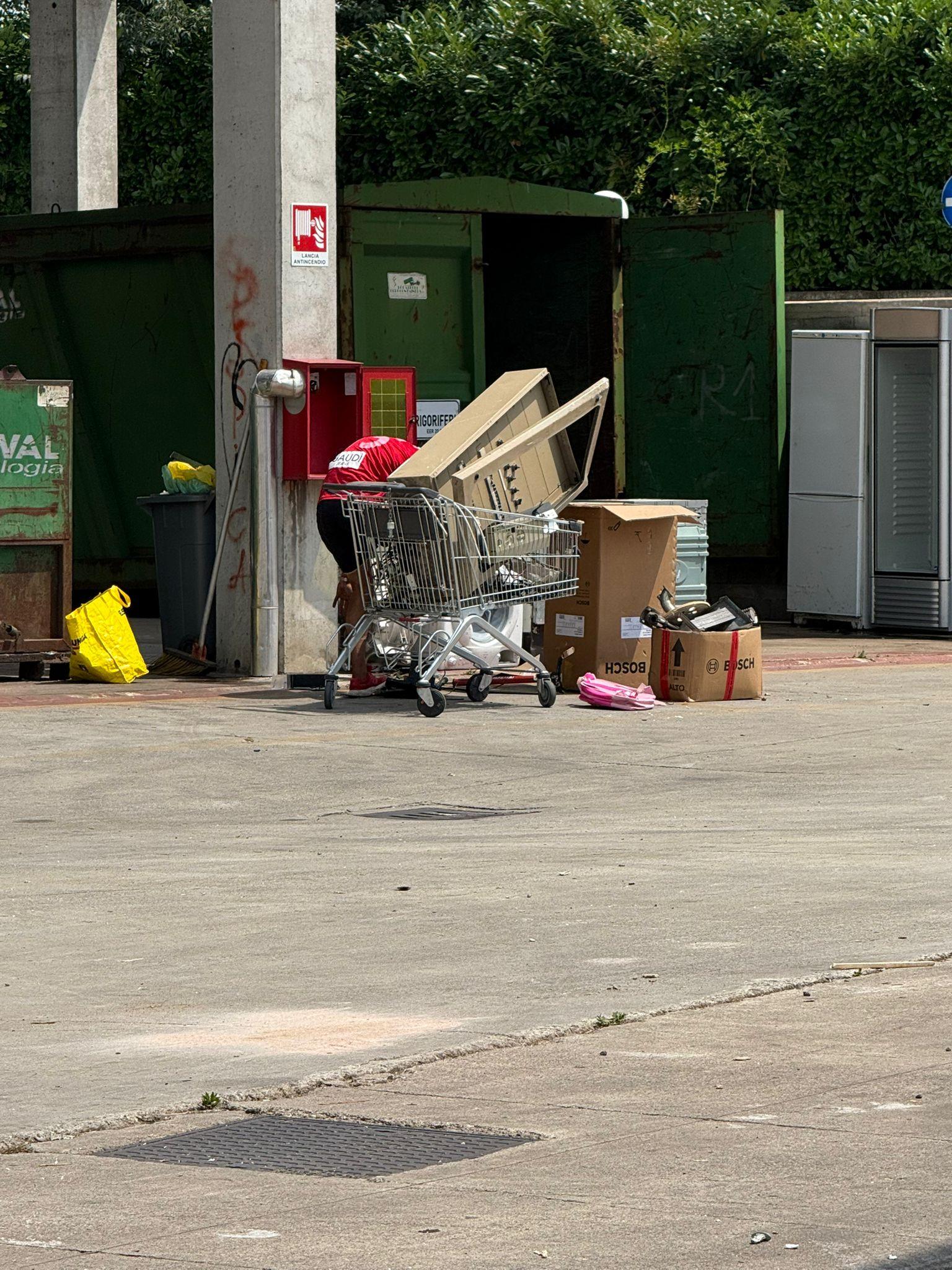 Canegrate e Parabiago, ancora furti alle piattaforme ecologiche: bande in azione tra i container Canegrate e Parabiago, ancora furti alle piattaforme ecologiche: bande in azione tra i container
