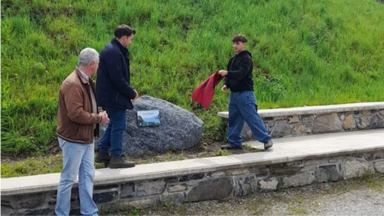 I figli di Pierluigi Beghetto, Lorenzo e Daniele, scoprono la targa dedicata al padre. È stata collocata vicino all’anfiteatro un posto pensato e realizzato proprio dalla vittima