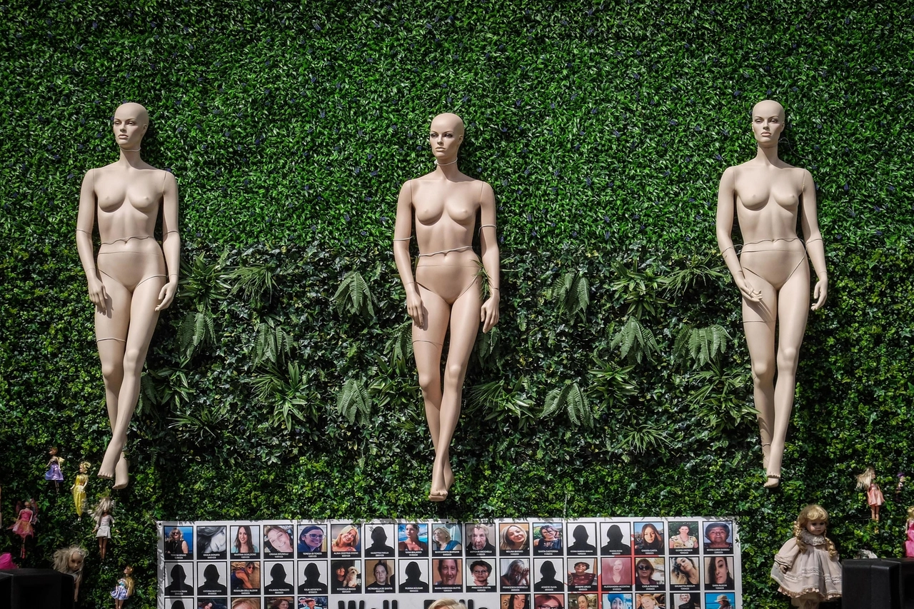 Inaugurazione nuova installazione del muro delle bambole 'Wall of dolls' contro la violenza sulle donne in via De Amicis a Milano