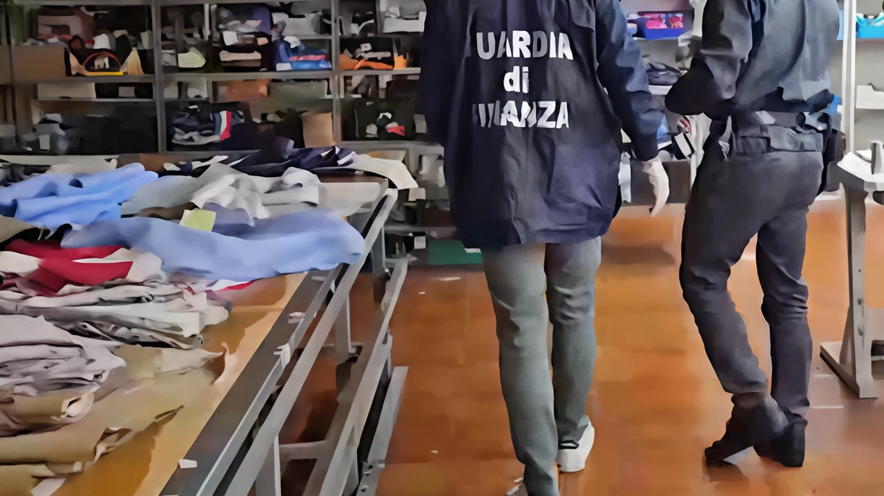 I controlli della Guardia di Finanza all’interno del capannone di Samarate I controlli della Guardia di Finanza all’interno del capannone di Samarate