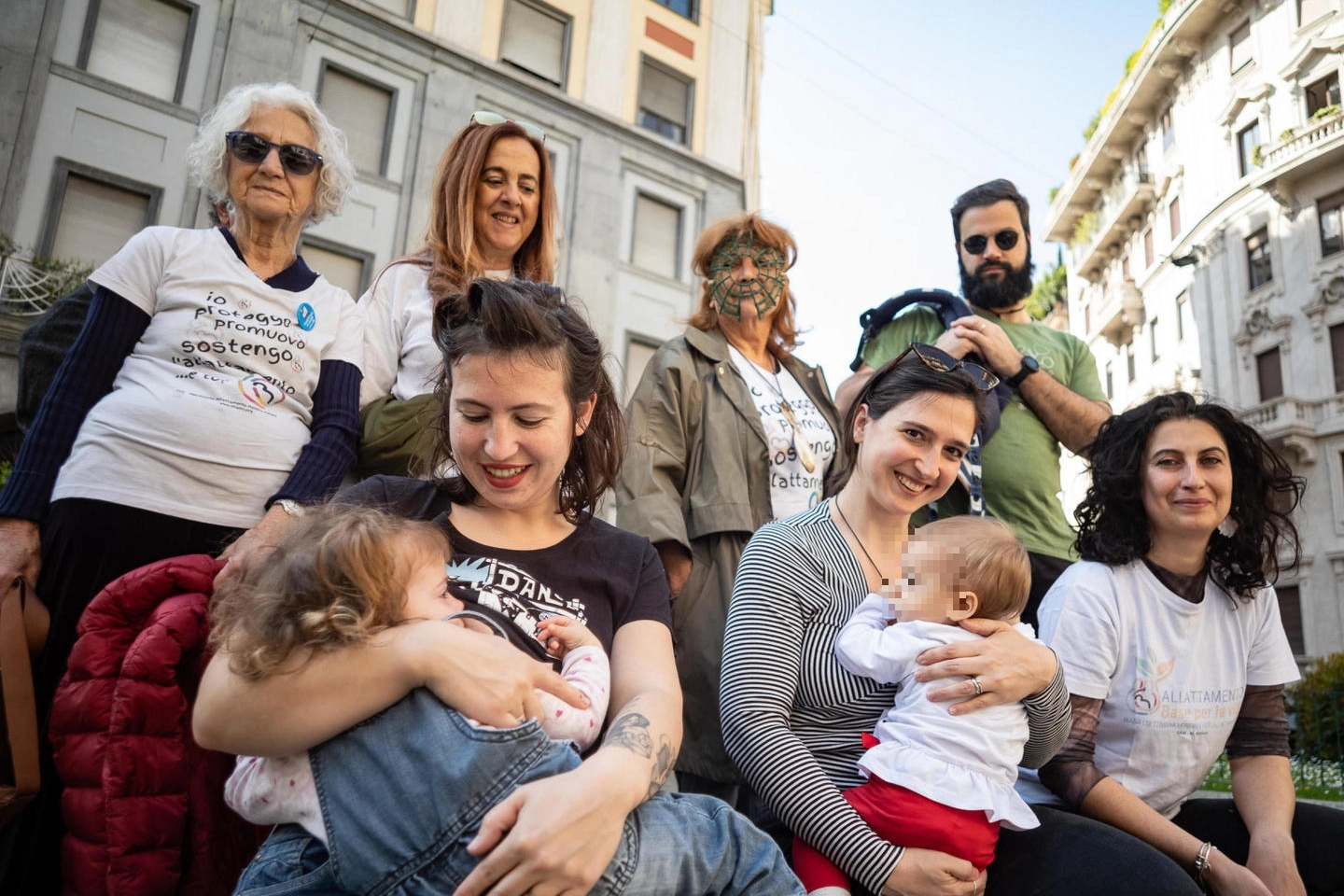 Il flash mob delle “Mamme peer" in piazza Duse