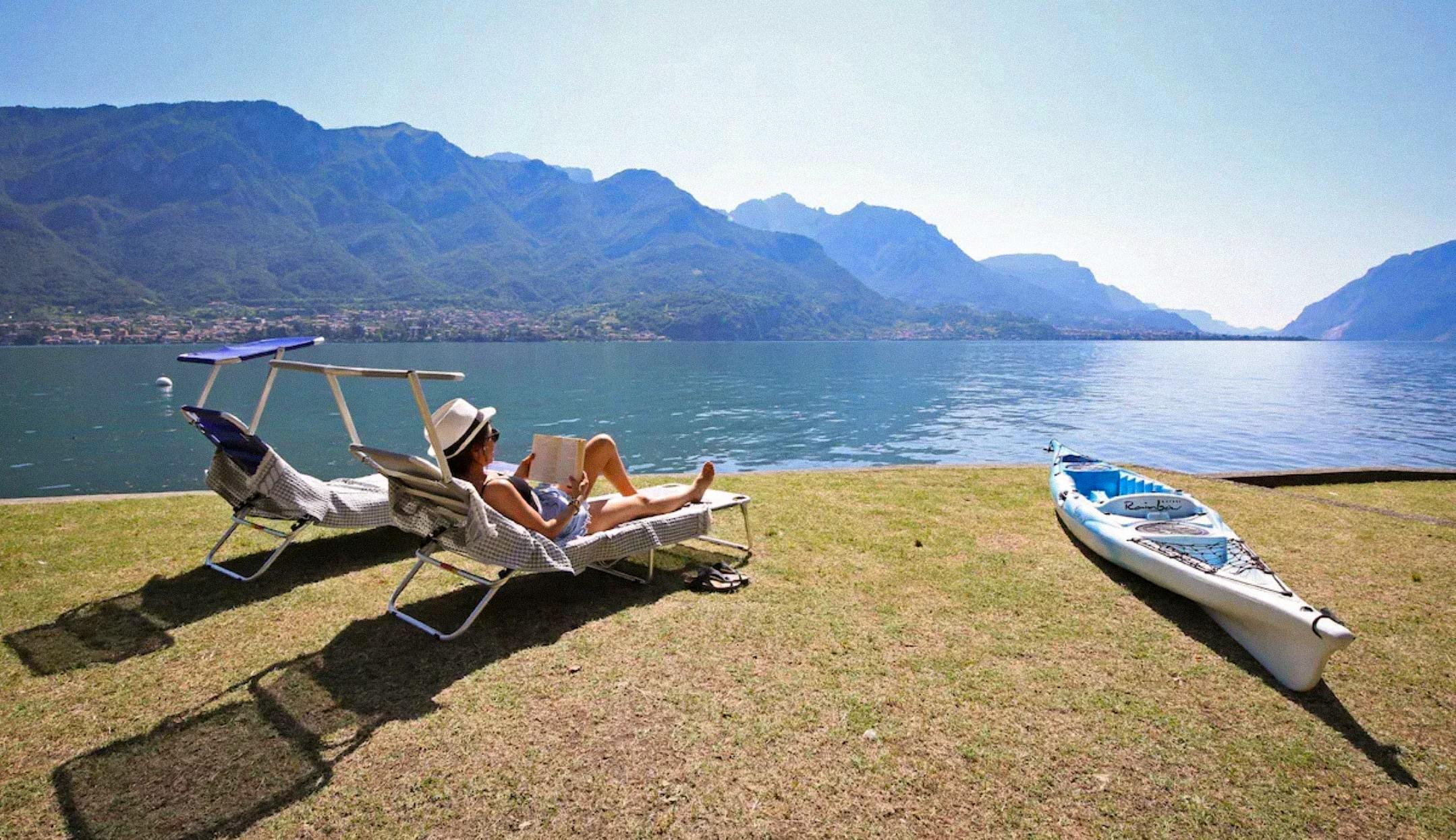 caldo mai visto sul lago di como temperature pi249 alte che a milano percepiti 42 gradi