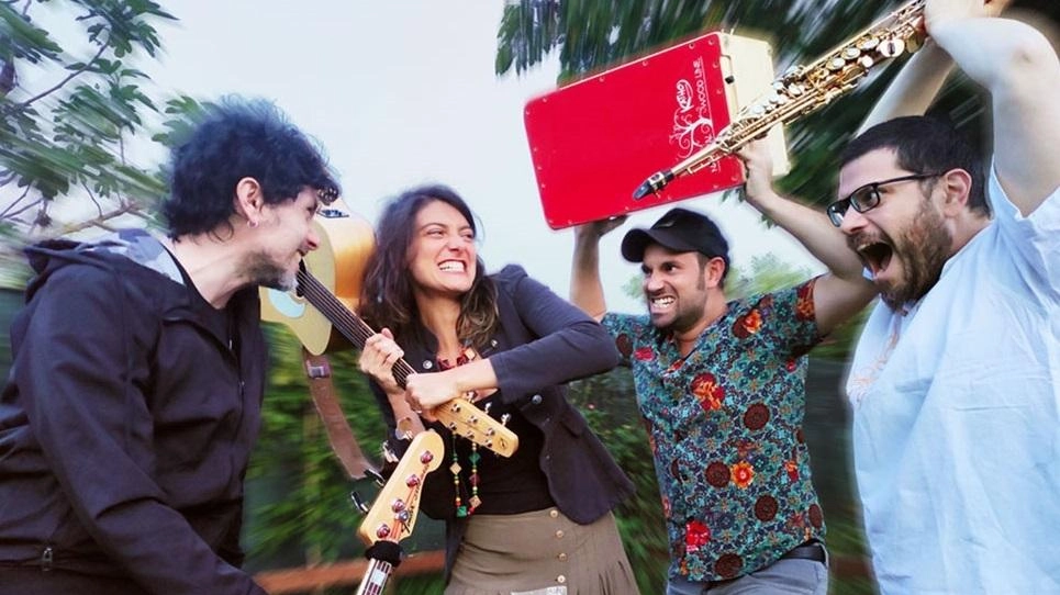 La band La Malaleche con la sua miscela di folk, rock, rumba e reggae La band La Malaleche con la sua miscela di folk, rock, rumba e reggae